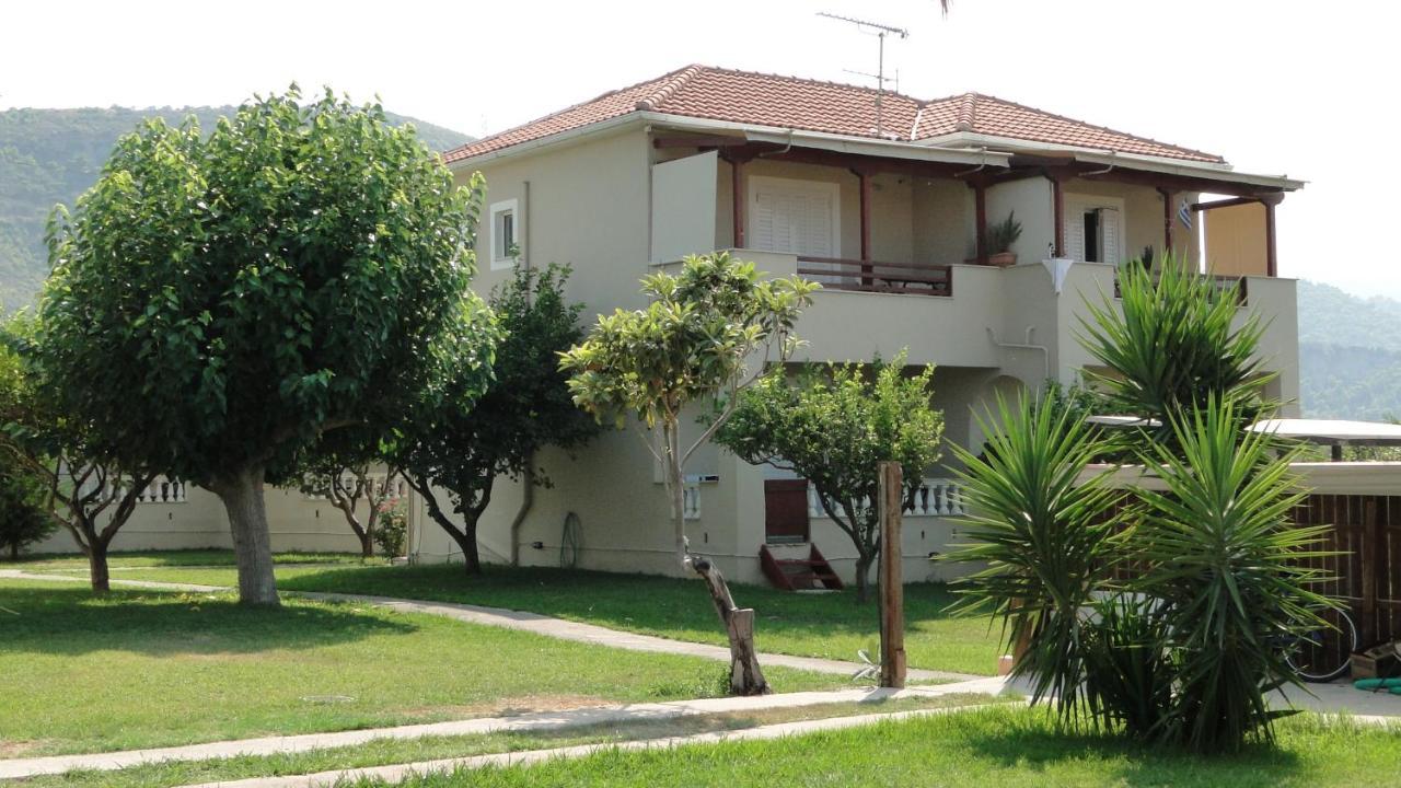 Caposaldo Apartments Akrata Bagian luar foto