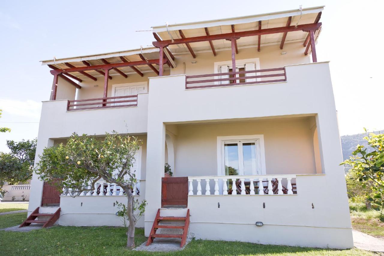 Caposaldo Apartments Akrata Bagian luar foto